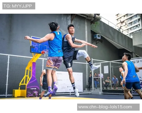 成都篮球队配合默契创新高引领全国篮球新潮流